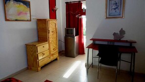Luxury Room, 1 Bedroom | Laptop workspace, bed sheets