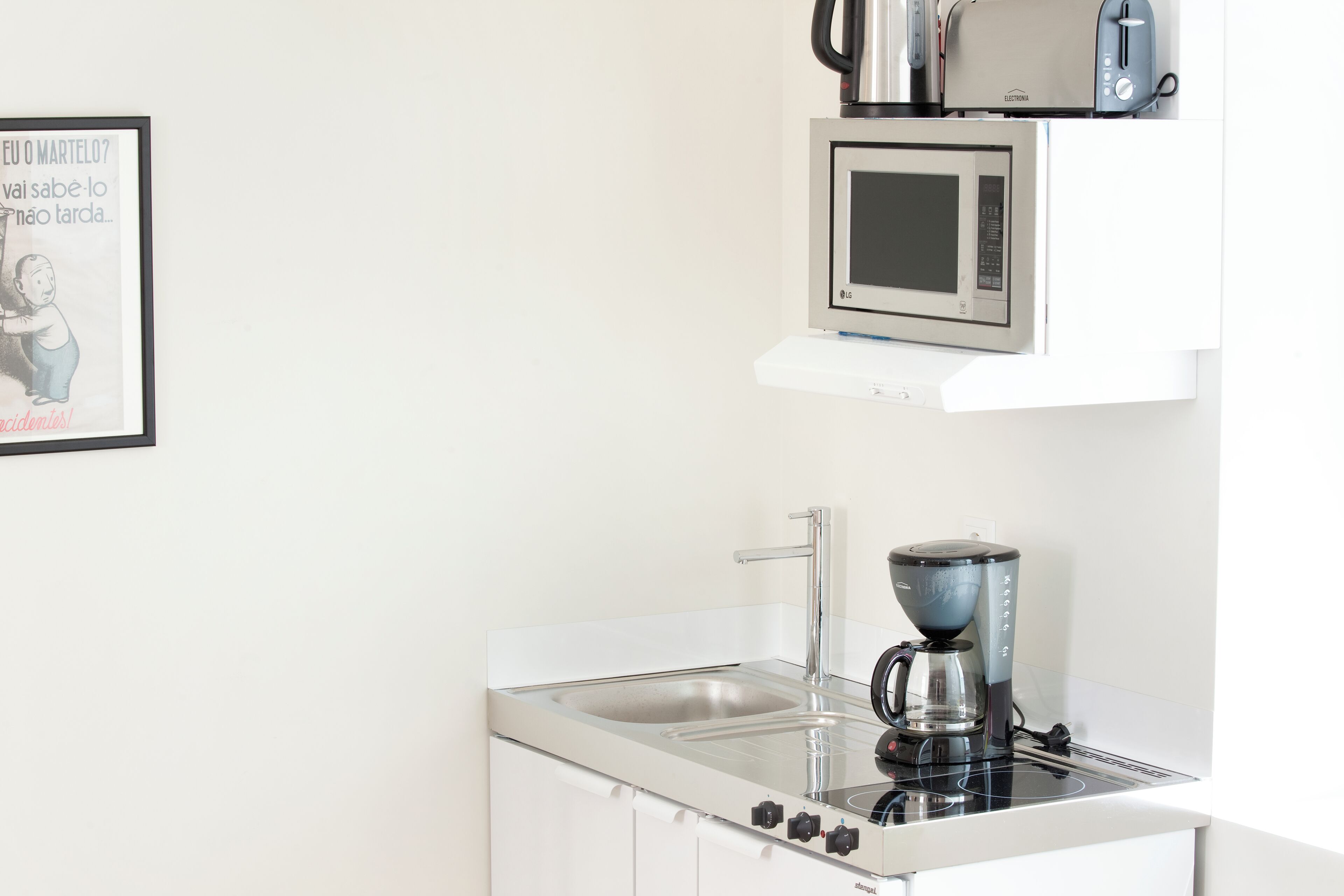 Deluxe Studio | Private kitchen | Fridge, microwave, stovetop, coffee/tea maker