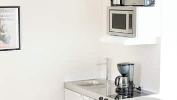 Deluxe Studio | Private kitchen | Fridge, microwave, stovetop, coffee/tea maker