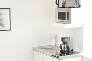 Deluxe-studio | Yksityinen keittiö | Jääkaappi, mikroaaltouuni, liesi, kahvin-/teenkeitin