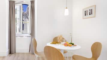 Deluxe Studio, City View | In-room dining