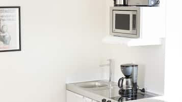 Réfrigérateur, micro-ondes, plaque de cuisson, cafetiÚre/bouilloire