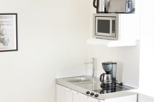 Frigorífico, microondas, placa de cocina y cafetera o tetera