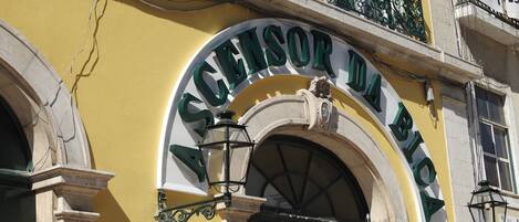 Un bâtiment doté d’une entrée en arc de cercle et d’une enseigne sur laquelle on peut lire : « A SENSORIZOR DA BOLA ».