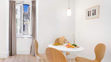 Deluxe Studio | In-room safe, soundproofing, iron/ironing board, cribs/infant beds