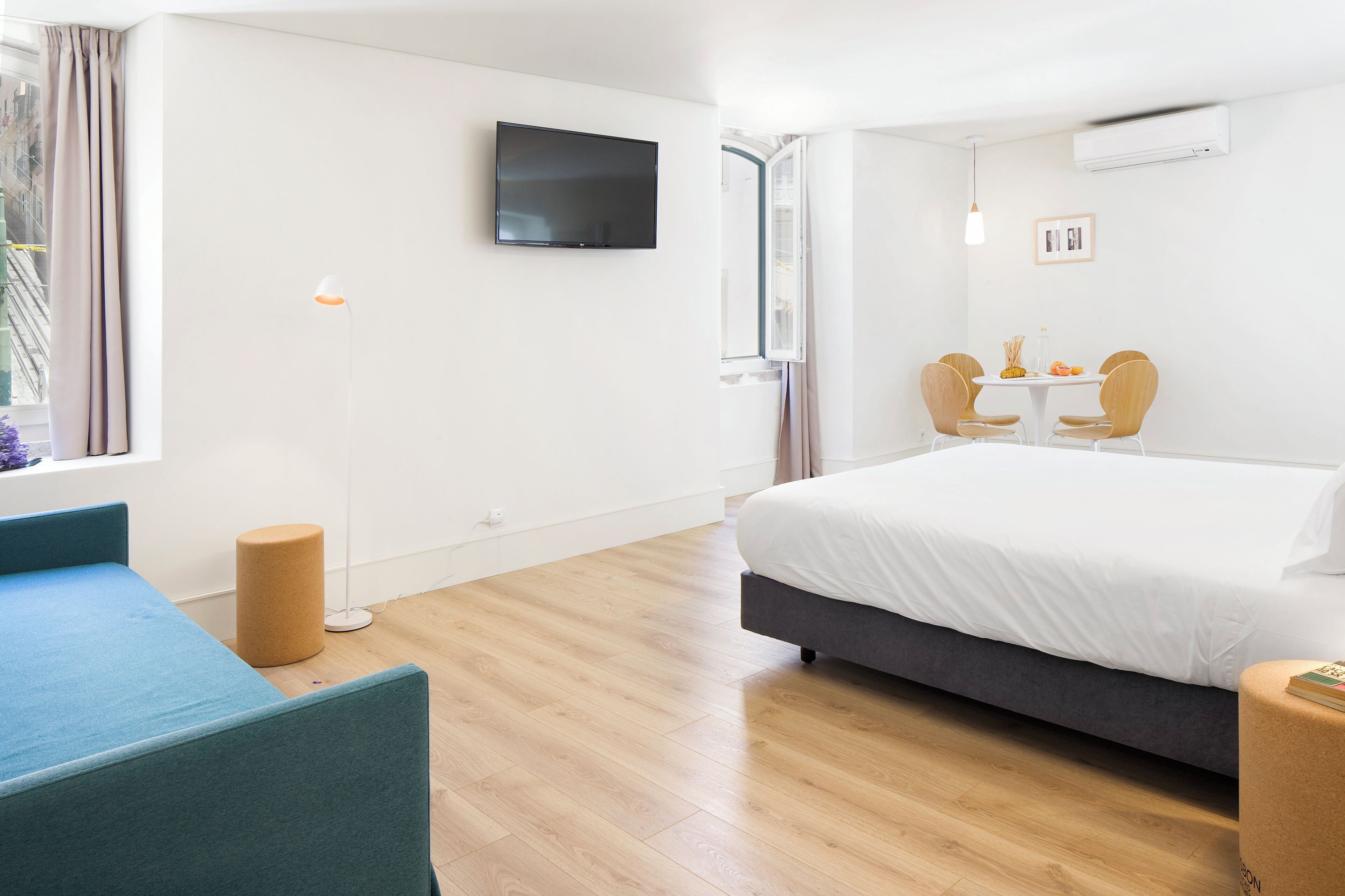 Une chambre d’hôtel moderne équipée d’un lit, d’une télévision, d’un bureau et d’une chaise.