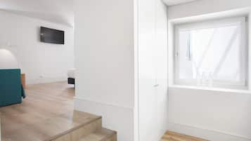 Deluxe Studio | In-room safe, soundproofing, iron/ironing board, cribs/infant beds