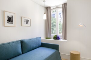 Estudio Deluxe, vistas a la ciudad | Caja fuerte, sistema de insonorización, tabla de planchar con plancha