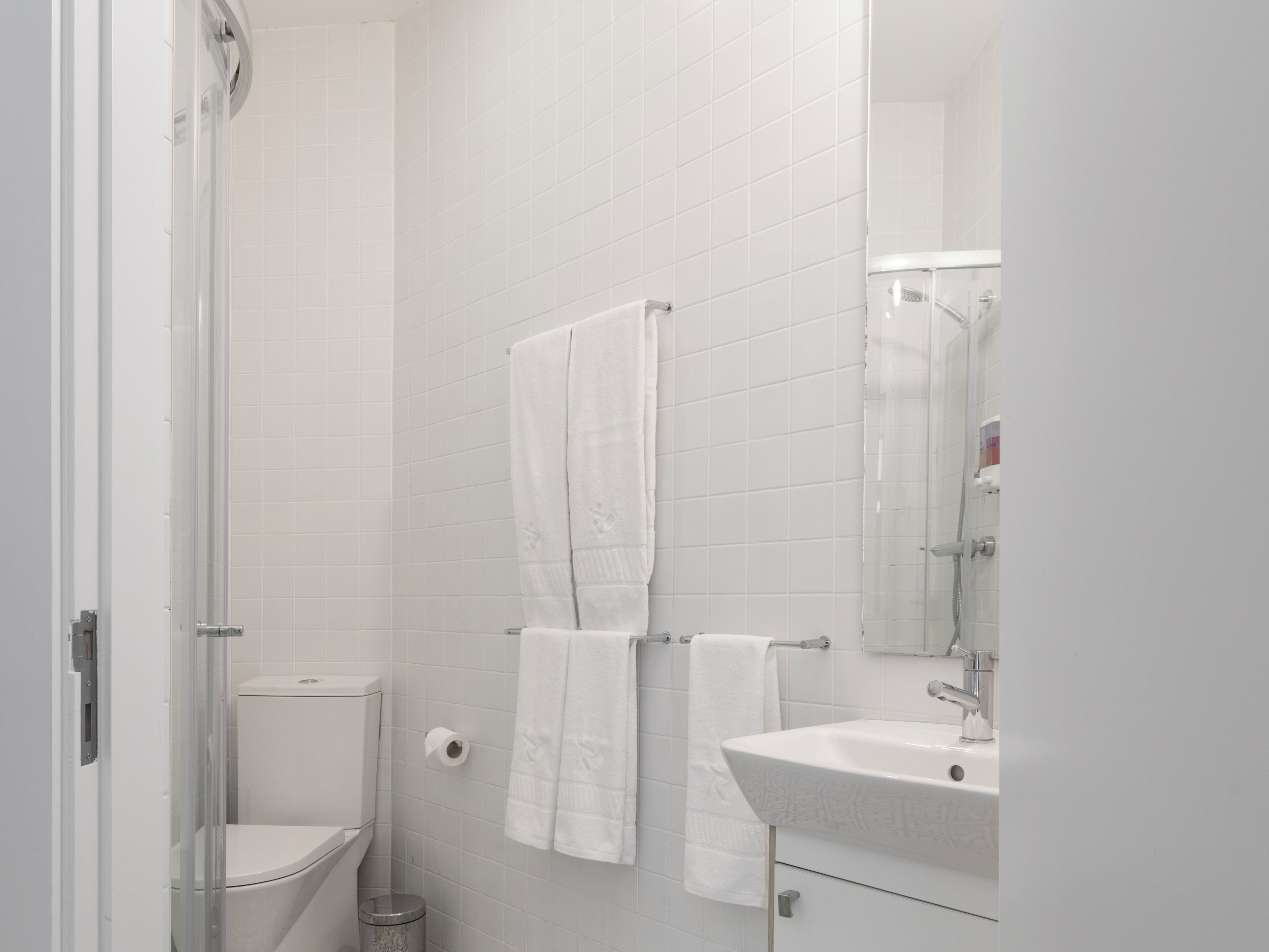 Studio | Bathroom | Shower, free toiletries, hair dryer, towels