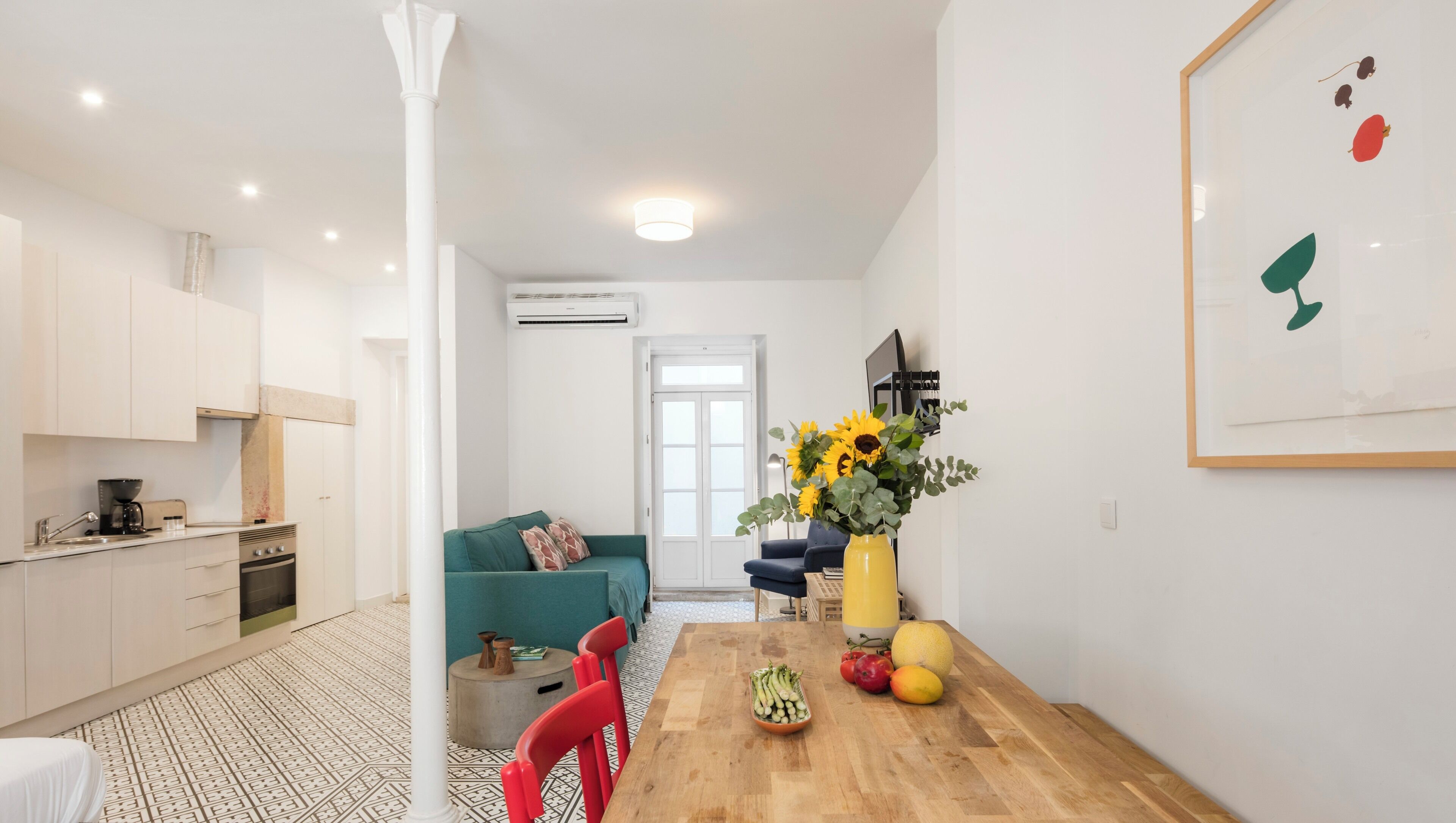 Deluxe Studio | Living area | 34-inch flat-screen TV with satellite channels, TV
