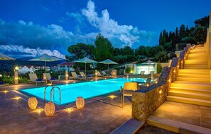 Seasonal outdoor pool, pool umbrellas, sun loungers - Ionian Vista Villas (Kefalonia)