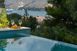 Außenpool (je nach Saison geöffnet), Sonnenschirme, Liegestühle