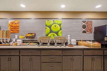 Café da manhã com buffet grátis todos os dias