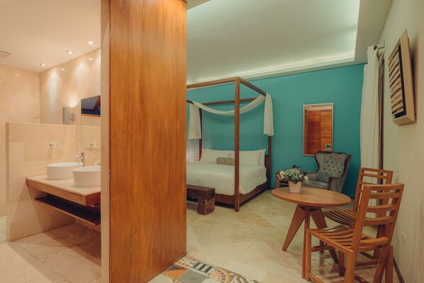 Premium Room | Hypo-allergenic bedding, down comforters, minibar, in-room safe