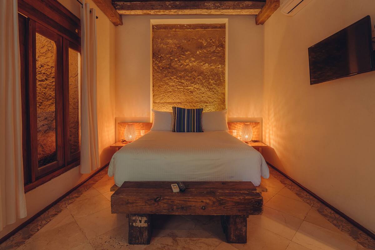 traditional room, 1 queen bed | hypo-allergenic bedding, down duvets, minibar, in-room safe