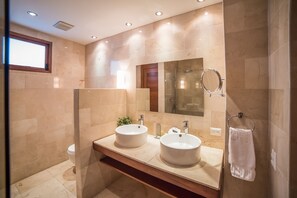 Een douche, een regendouche, designer toiletartikelen, een haardroger
