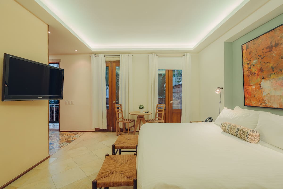 Camera Premium | Biancheria da letto ipoallergenica, copriletto in piuma, minibar