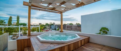 Outdoor spa tub