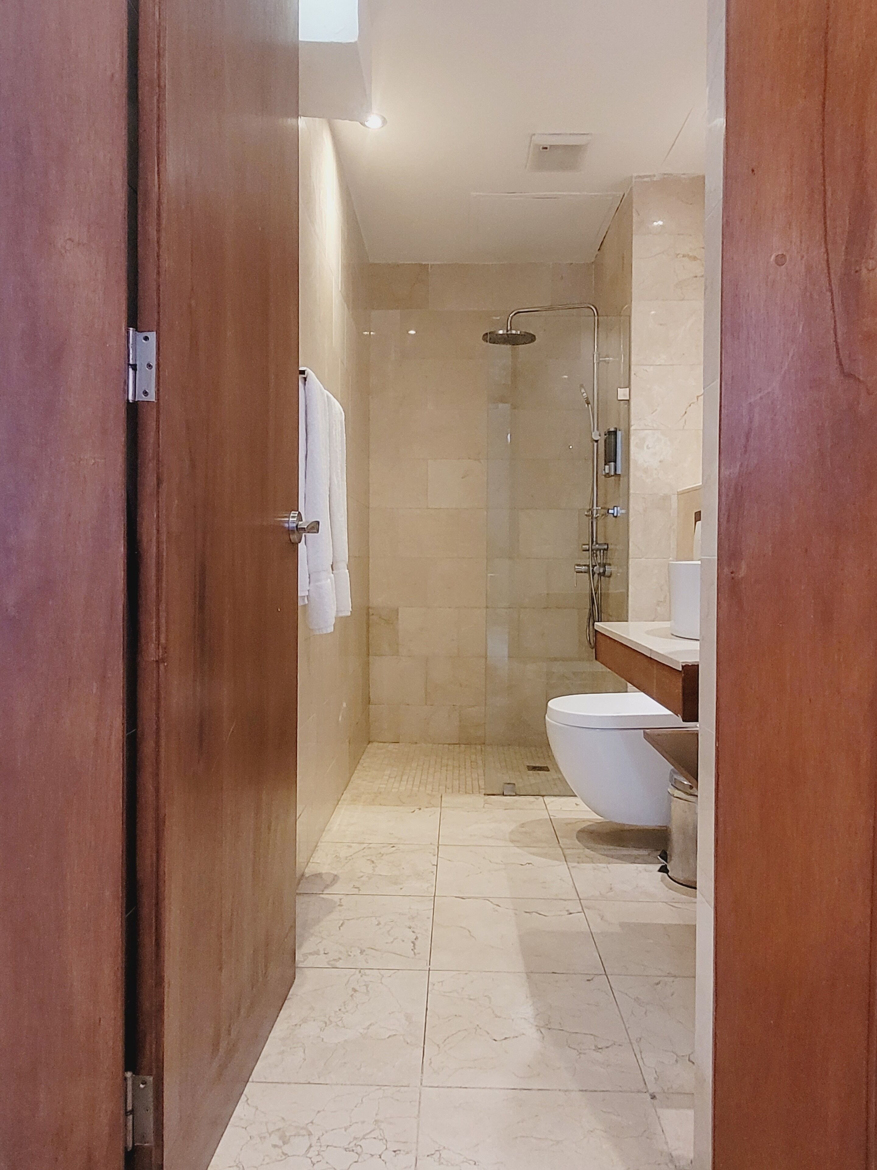 Un baño moderno con ducha, inodoro y lavabo.