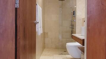 Un baño moderno con ducha, inodoro y lavabo.