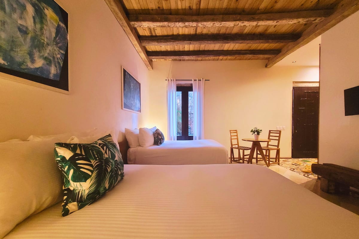 Doppia familiare, 2 letti matrimoniali | Biancheria da letto ipoallergenica, copriletto in piuma, minibar