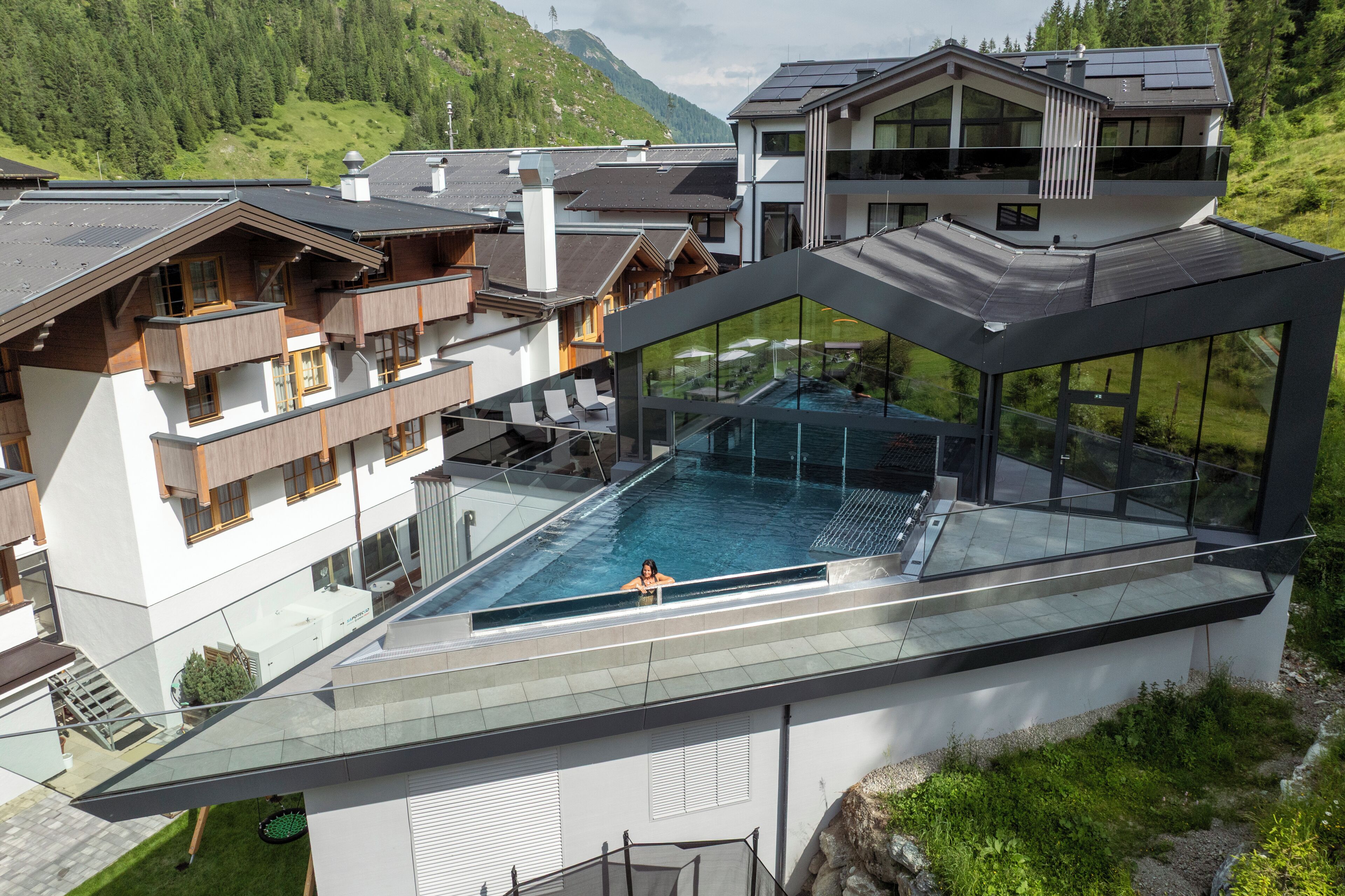 2 piscinas techadas, una piscina al aire libre