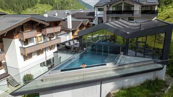 2 binnenzwembaden en een buitenzwembad