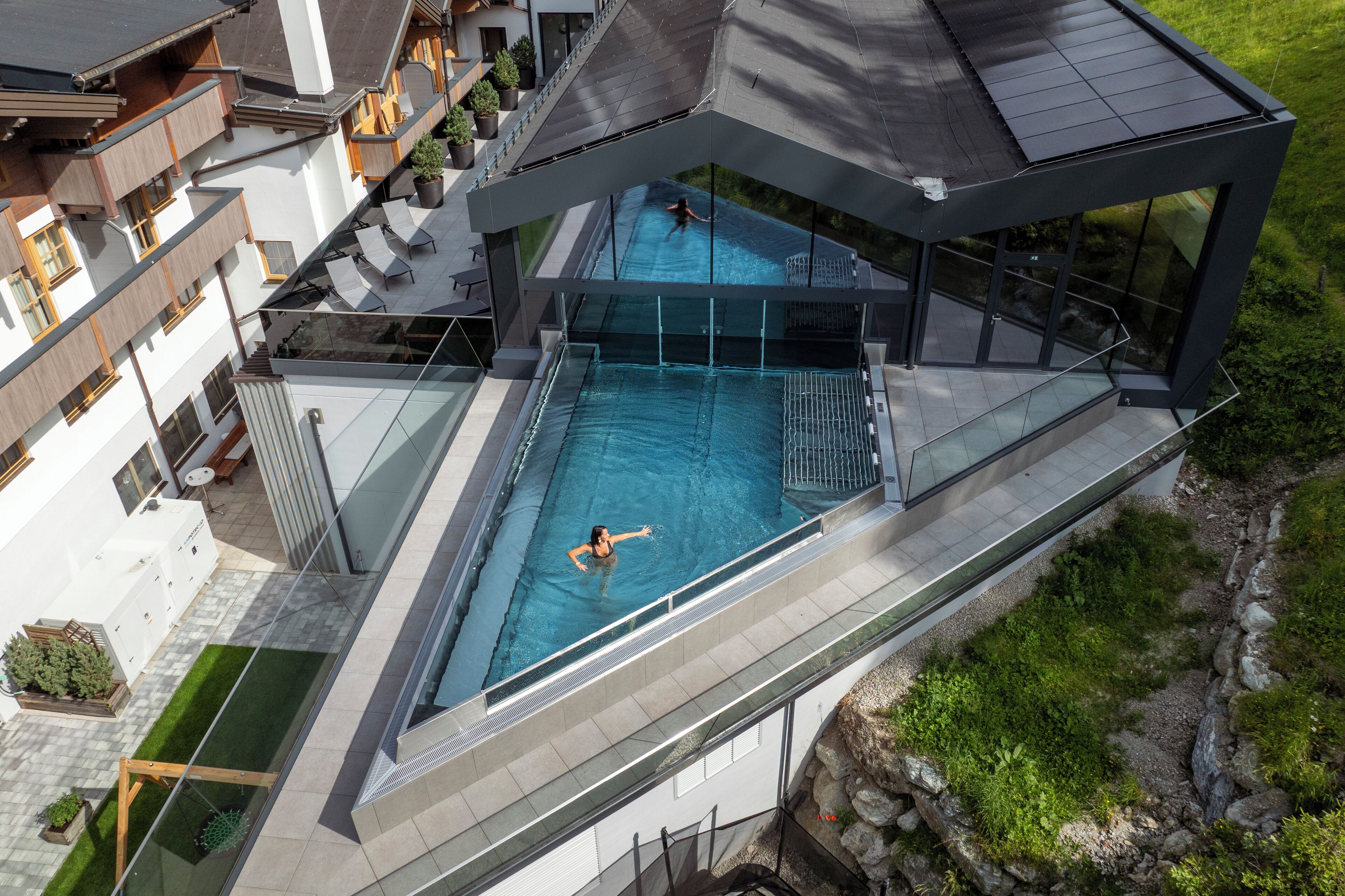 2 inomhuspooler och utomhuspool