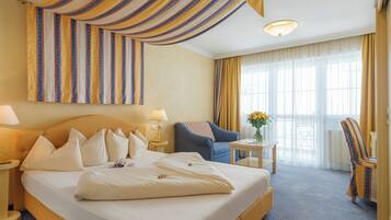 Dobbeltrom | Sengetøy av topp kvalitet, minibar, safe på rommet og skrivebord