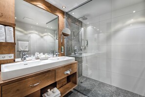 Family Double Room (de Luxe Sonne) | Bathroom - Hotel Alpenhof (Altenmarkt im Pongau)