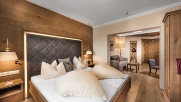 Familie suite (Alpenhimmel) | Luxe beddengoed, een minibar, een kluis op de kamer, een bureau