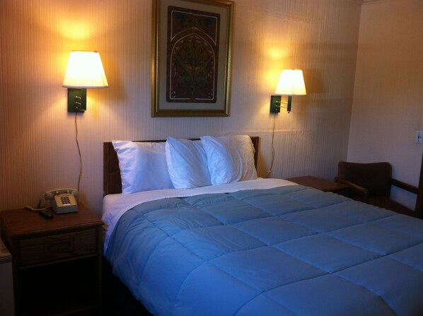 Room, 1 Queen Bed | 1 bedroom, iron/ironing board, rollaway beds, free WiFi - Green Crest Motel (Mount Orab)