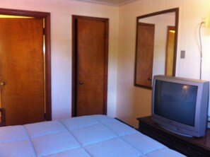Room, 1 Queen Bed | 1 bedroom, iron/ironing board, rollaway beds, free WiFi - Green Crest Motel (Mount Orab)