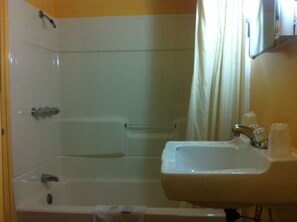 Family Suite | Bathroom | Shower, towels - Green Crest Motel (Mount Orab)