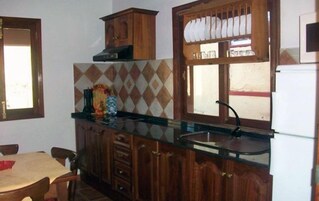 Villa, 2 habitaciones, balcón, vistas al mar | Cocina básica privada | Frigorífico, microondas, placa de cocina y lavavajillas