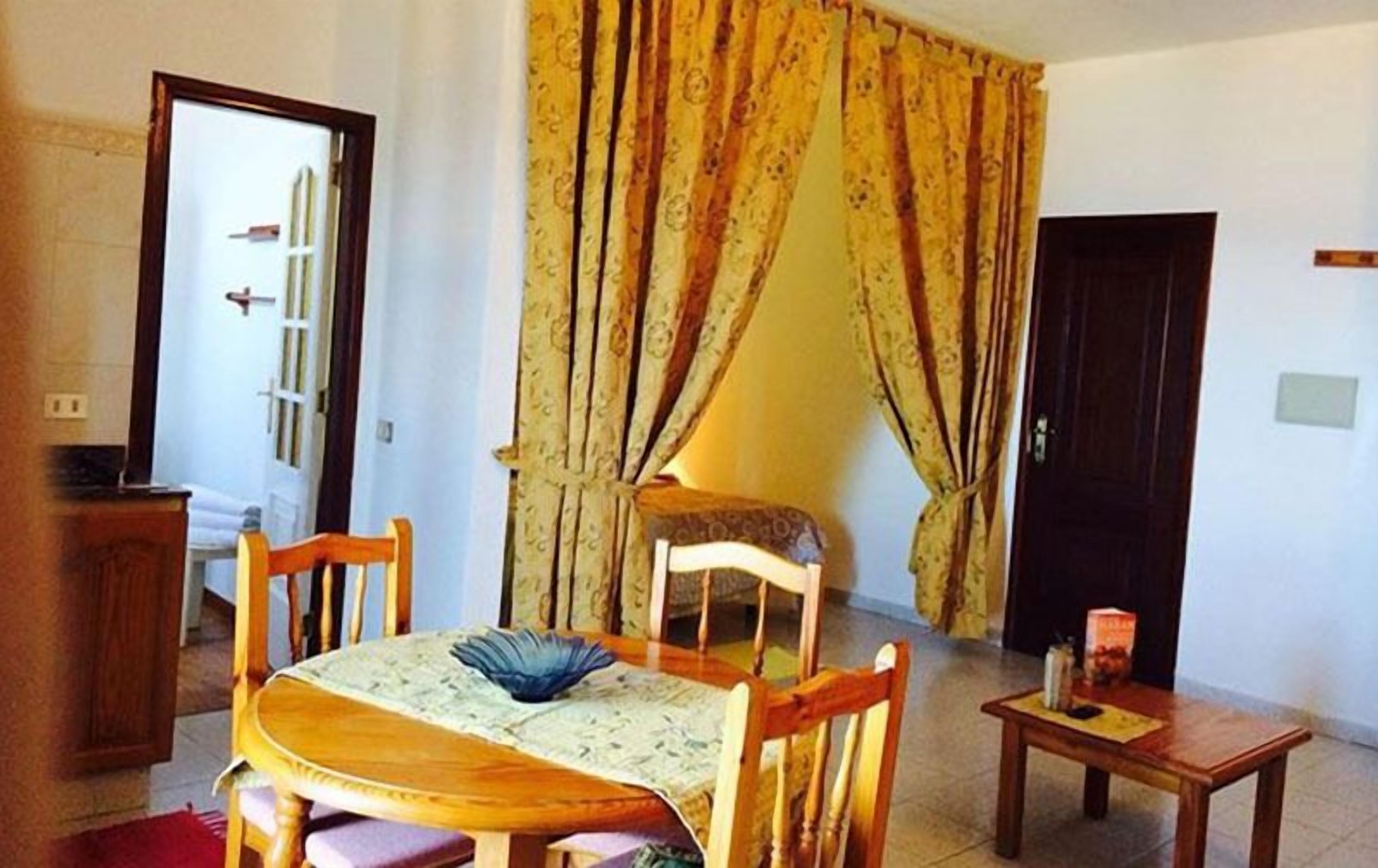 Estudio, balcón, vistas al mar | Servicio de comidas en la habitación