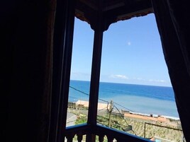 Estudio, balcón, vistas al mar | Cortinas opacas y tabla de planchar con plancha