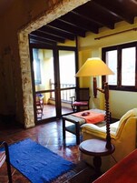 Villa, 2 habitaciones, balcón, vistas al mar | Zona de estar | Televisión de 28 pulgadas con canales digitales