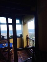 Villa, 2 habitaciones, balcón, vistas al mar | Cortinas opacas y tabla de planchar con plancha