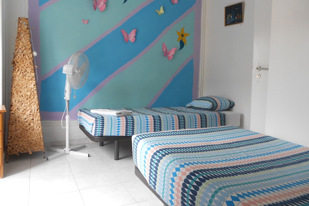 Twin kamer, 2 eenpersoonsbedden, gedeelde badkamer | Gratis wifi, beddengoed
