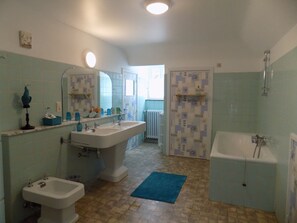Deluxe Double Room | Bathroom