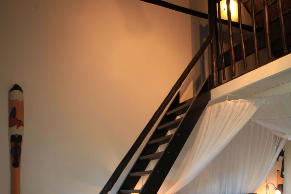 Family Room | In-room safe, desk, bed sheets