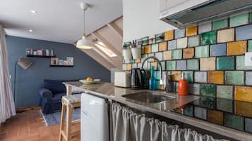 Apartamento City, cocina básica, vistas al patio | Sala de estar | Televisión de pantalla plana de 12 pulgadas con canales por cable