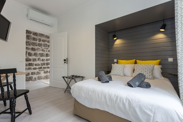 Double Room | Premium bedding, in-room safe, individually decorated, desk - Casa do Postigo (Tavira)