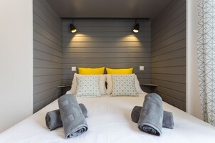 高档床上用品、客房内保险箱、特色装修、办公桌