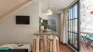 City Apartment, Kitchenette, Courtyard View | Private kitchenette | Espresso maker, coffee/tea maker, electric kettle