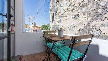 City Apartment, Kitchenette, Courtyard View | Premium bedding, in-room safe, individually decorated, desk