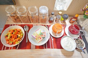 Daily full breakfast (ZAR 95 per person)