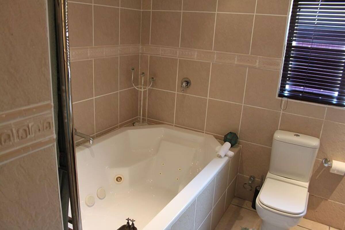 Jetted bathtub