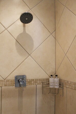 Budget Room (En-suite Shower) | In-room safe, individually decorated, individually furnished, desk - Amani Guest Lodge (Gqeberha (Port Elizabeth))